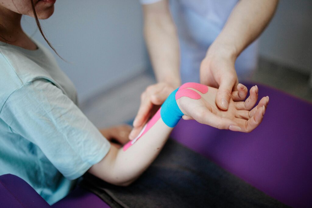 Manuelle Therapie Tappingtherapie in Physiotherapie-Praxis Hamburg Frau bei Trappingtherapie in Physiotherapie-Praxis Hips don't lie