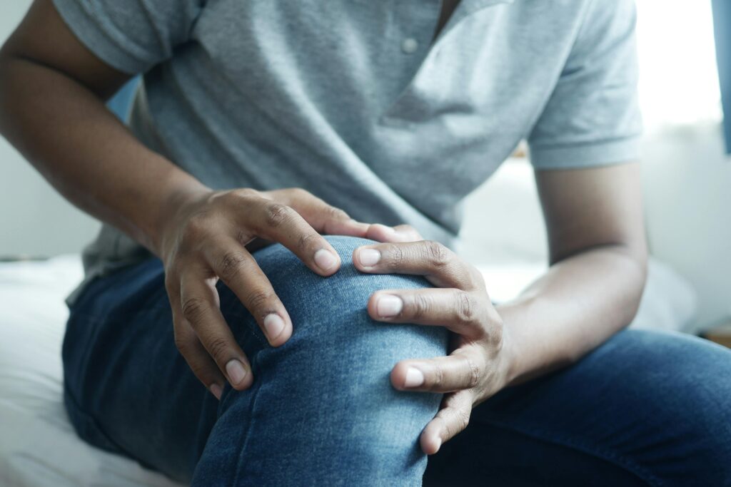 Physiotherapie Manuelle Therapie Hamburg Gelenkschmerzen Mann mit Knieschmerzen
