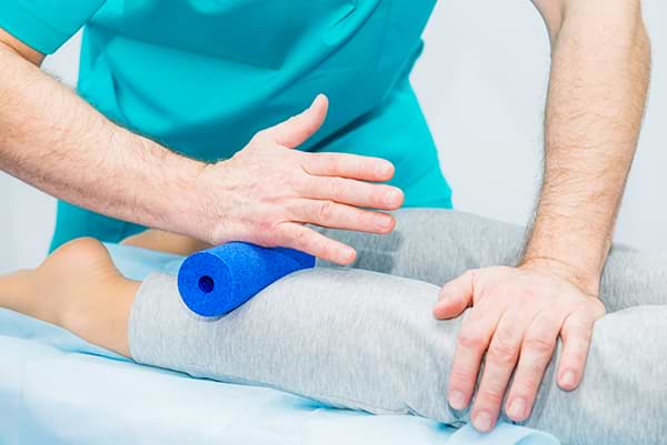 Faszientherapie-Therapeut in Physiotherapie-Praxis Therapeut bei Faszientherapie mit Patient